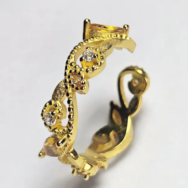 Offener Goldring mit Zirkonia – eleganter Damenring im Vintage Design Offener goldfarbener Damenring mit gelbem Zirkonia und funkelnden Kristallsteinen im Vintage Stil