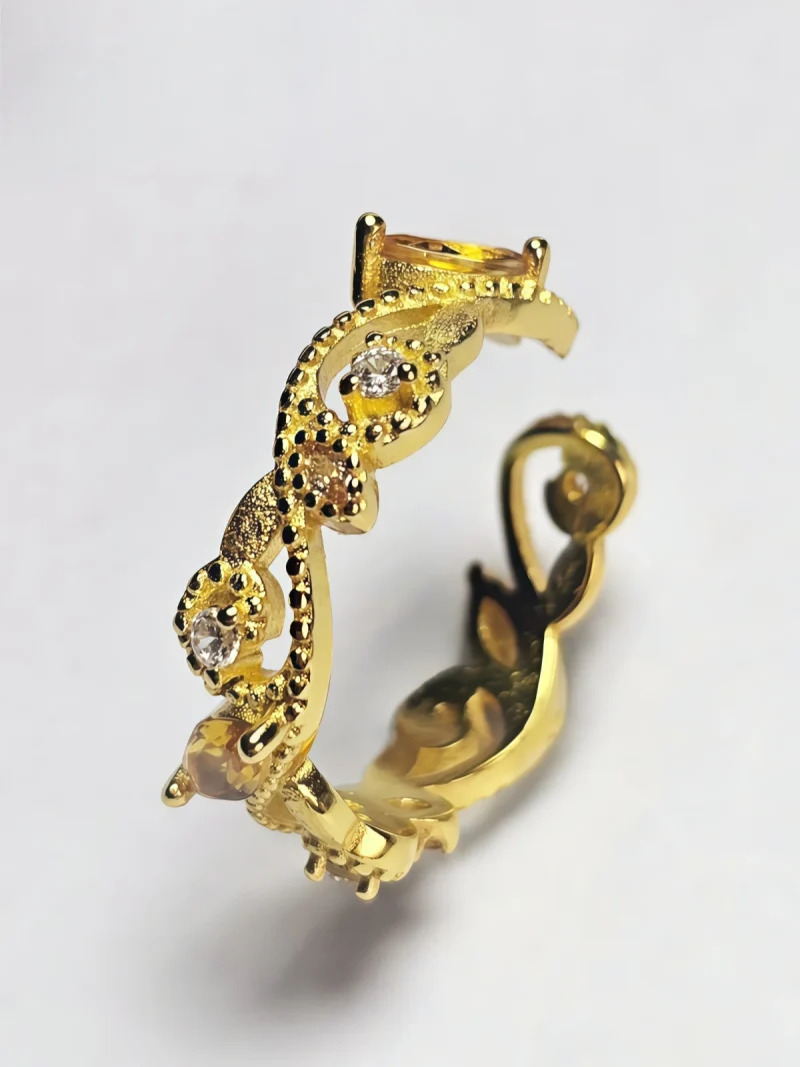 Offener Goldring mit Zirkonia – eleganter Damenring im Vintage Design Offener goldfarbener Damenring mit gelbem Zirkonia und funkelnden Kristallsteinen im Vintage Stil
