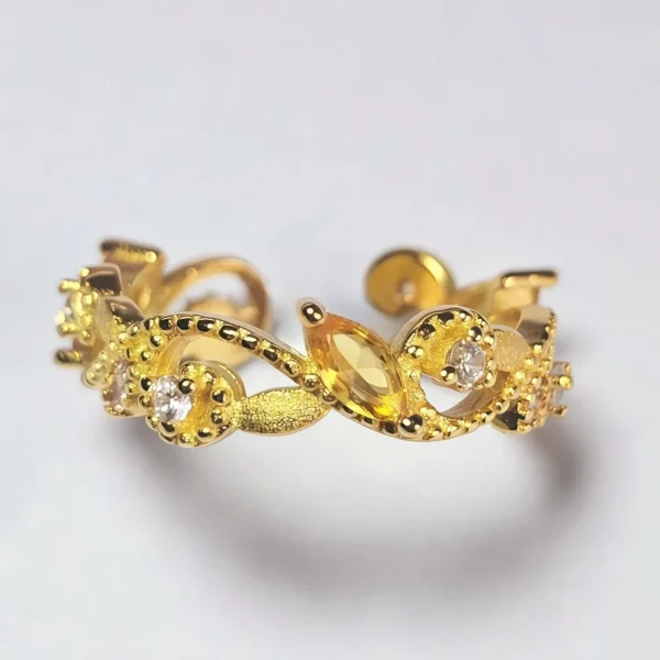 Offener Goldring mit Zirkonia – eleganter Damenring im Vintage Design vergoldete Damenring mit gelbem Zirkonia vereint florale Eleganz mit feiner Handwerkskunst