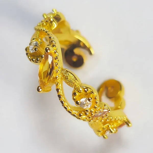 Offener Goldring mit Zirkonia – eleganter Damenring im Vintage Design Offener goldfarbener Damenring mit gelbem Zirkonia und funkelnden Kristallsteinen im Vintage Stil