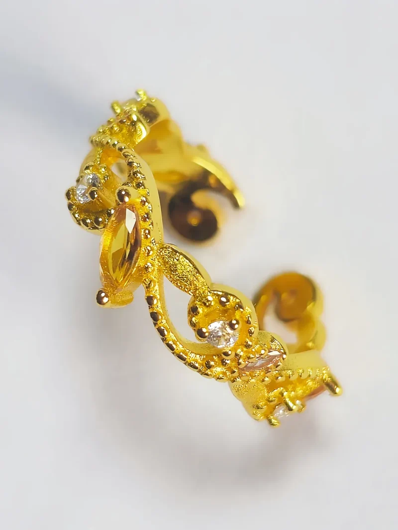 Offener Goldring mit Zirkonia – eleganter Damenring im Vintage Design Offener goldfarbener Damenring mit gelbem Zirkonia und funkelnden Kristallsteinen im Vintage Stil