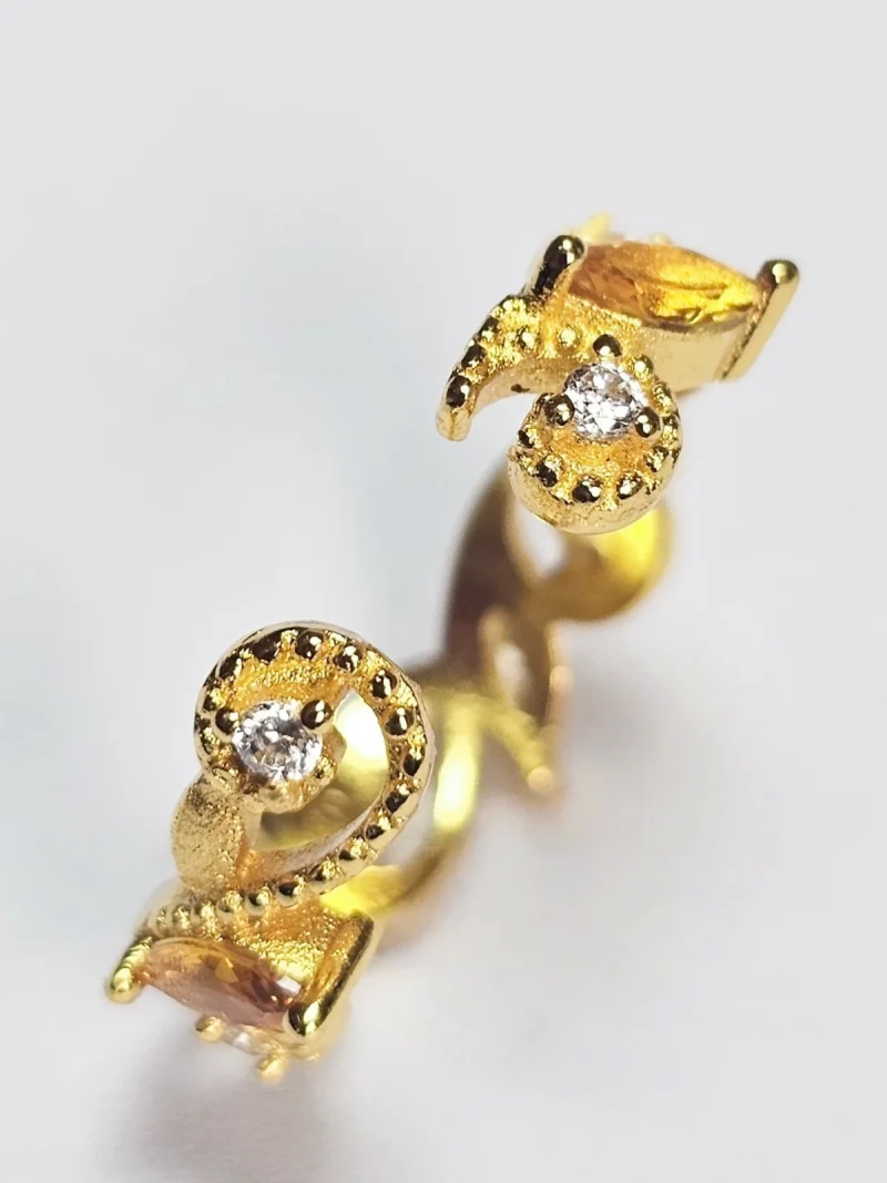 Offener Goldring mit Zirkonia – eleganter Damenring im Vintage Design Offener goldfarbener Damenring mit gelbem Zirkonia und funkelnden Kristallsteinen im Vintage Stil