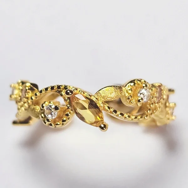 Offener Goldring mit Zirkonia – eleganter Damenring im Vintage Design Offener goldfarbener Damenring mit gelbem Zirkonia und funkelnden Kristallsteinen im Vintage Stil
