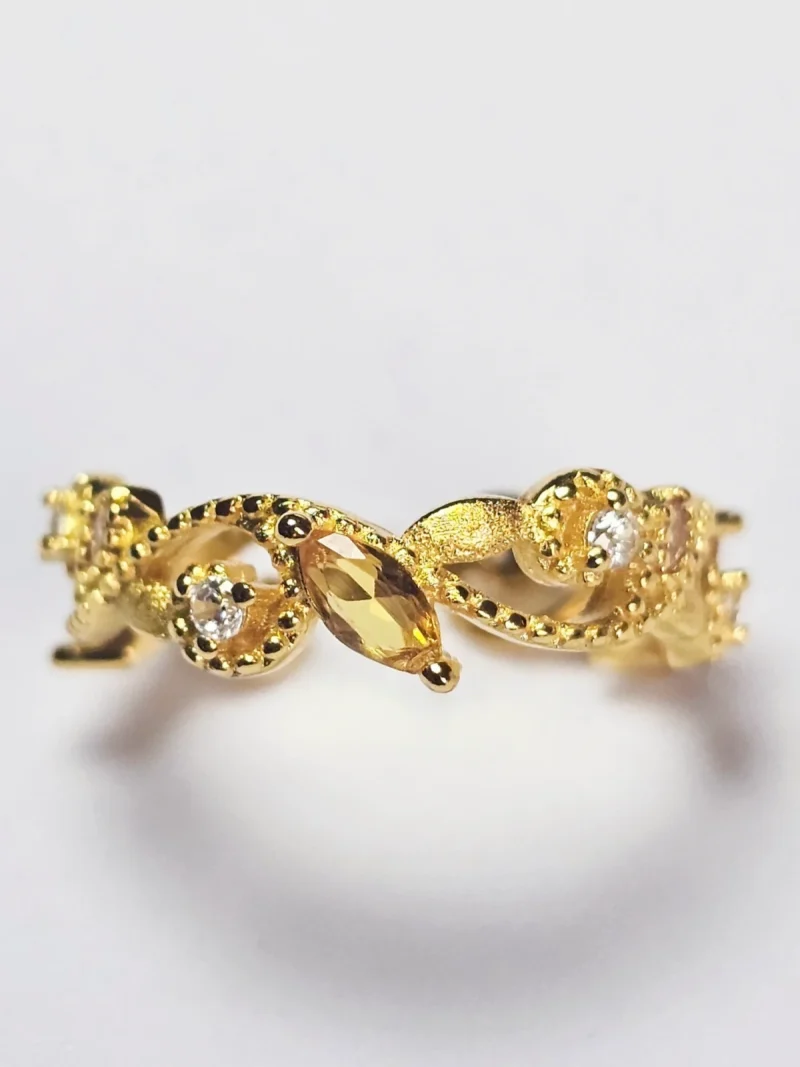 Offener Goldring mit Zirkonia – eleganter Damenring im Vintage Design Offener goldfarbener Damenring mit gelbem Zirkonia und funkelnden Kristallsteinen im Vintage Stil
