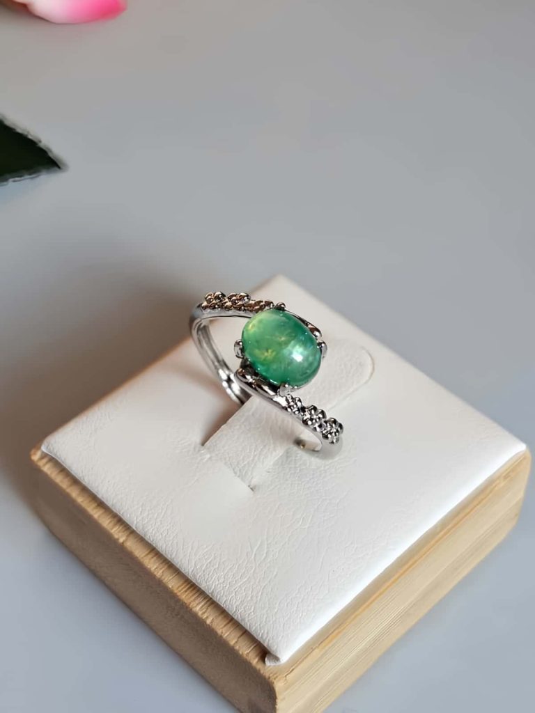 Damenring mit Stein Grüner Glimmer Lepidolith in Augen Design