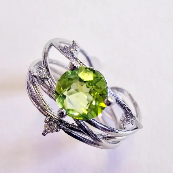 DR-TDS-07-8 Gesamtansicht eines Eleganten Damen Silberring mit echtem grünen Peridot