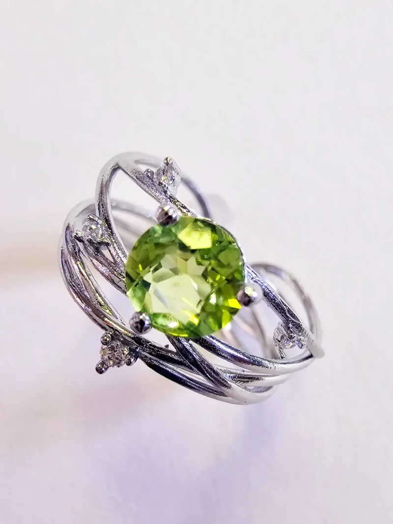 DR-TDS-07-8 Gesamtansicht eines Eleganten Damen Silberring mit echtem grünen Peridot
