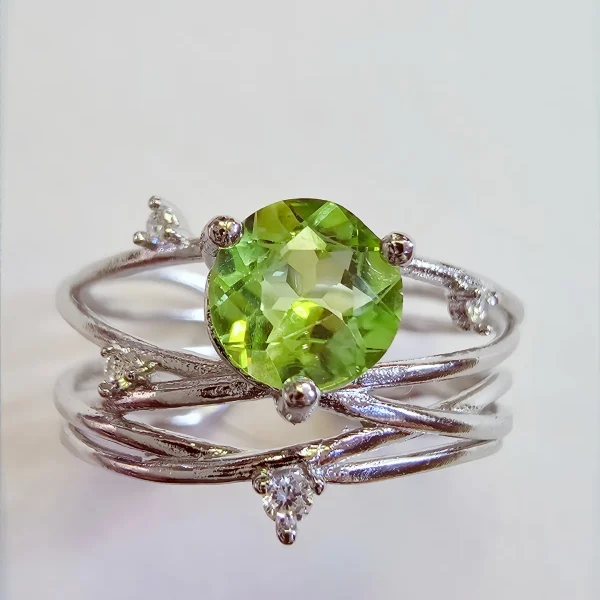DR-TDS-07-9 Gesamtansicht eines Eleganten Damen Silberring mit echtem grünen Peridot