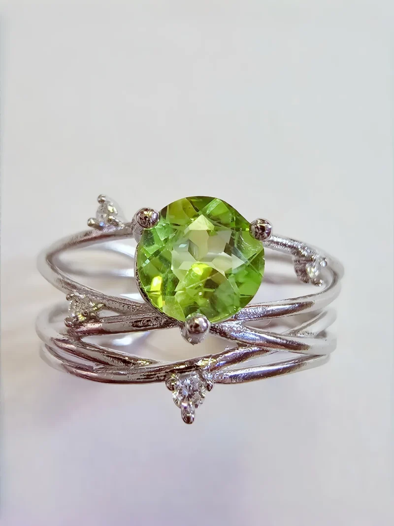 DR-TDS-07-9 Gesamtansicht eines Eleganten Damen Silberring mit echtem grünen Peridot