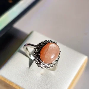 versilberter Ring mit orangefarbenem Mondstein Blumen Halterung