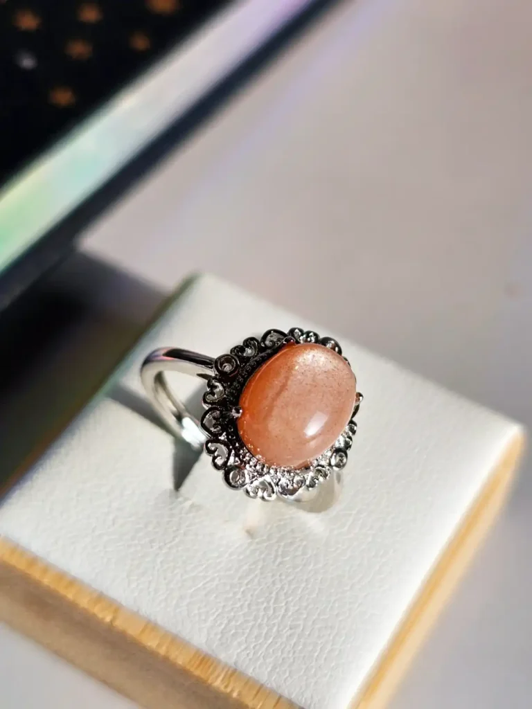 Damenring Mondstein Orange, Blumen Halterung- Liebe und romantisch versilberter Ring mit orangefarbenem Mondstein Blumen Halterung