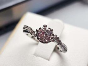 Verlobungsring versilbert mit rotem Zirkonia Stein auf weißer Schachtel präsentiert