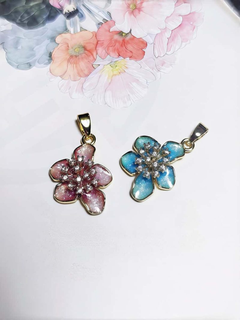 Emaille-HA001-01 Halsanhänger Damen aus Emaille mit Blumenmotiv und Goldoptik