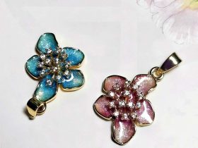 Halsanhänger Damen aus Emaille mit Blumenmotiv und Goldoptik