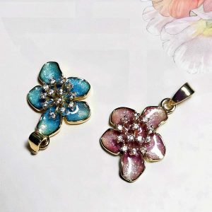 Emaille-HA001-02 Halsanhänger Damen aus Emaille mit Blumenmotiv und Goldoptik