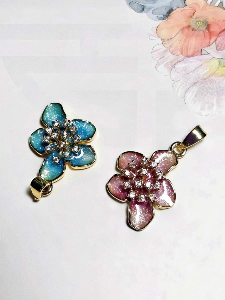 Halsanhänger Damen aus Emaille mit Blumenmotiv und Goldoptik