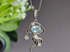 Blauer Topas Anhänger mit Silberfarbe Kette Qualle Maritim Dieser Anhänger verkörpert pure Meeresromantik. Symbolisiert Klarheit, Weisheit und Selbstverwirklichung Tragen Sie ihn solo oder im Layering-Look. Ein Schmuckstück, das Tiefe und Stärke vereint.