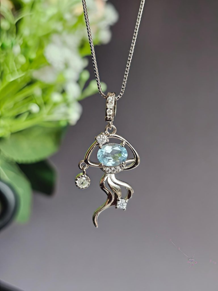 Topas Halskette Schmuck mit Meer inspirierte Quallen-Designs, Maritimes Boho Stil Dieser Anhänger verkörpert pure Meeresromantik. Symbolisiert Klarheit, Weisheit und Selbstverwirklichung Tragen Sie ihn solo oder im Layering-Look. Ein Schmuckstück, das Tiefe und Stärke vereint.