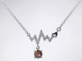 HK-TDS-015-1 Elegante Modeschmuck Halskette mit einem Zickzack-Anhänger, funkelnden Zirkonia, einem herzförmigen Detail und einem braunen Rutilquarz-Anhänger.