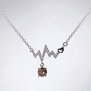 Elegante Modeschmuck Halskette mit einem Zickzack-Anhänger, funkelnden Zirkonia, einem herzförmigen Detail und einem braunen Rutilquarz-Anhänger.