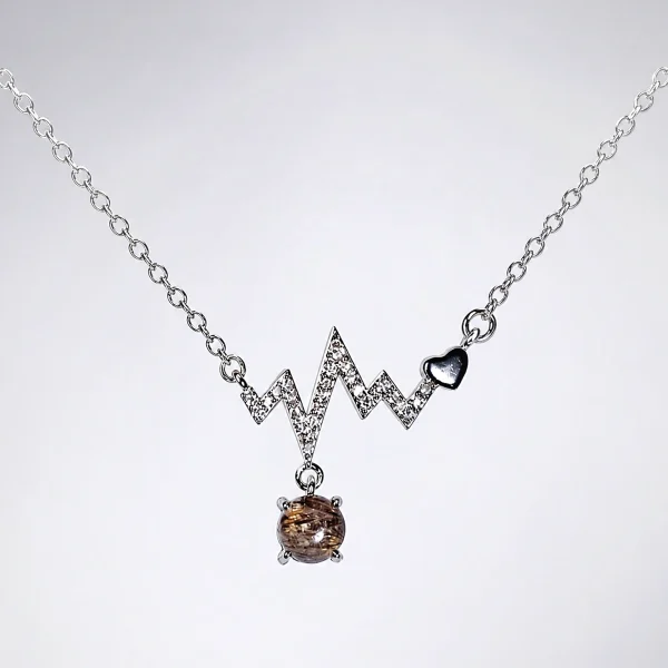 Elegante Modeschmuck Halskette mit einem Zickzack-Anhänger, funkelnden Zirkonia, einem herzförmigen Detail und einem braunen Rutilquarz-Anhänger.