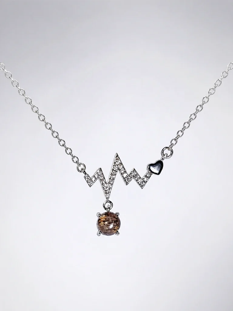 Elegante Modeschmuck Halskette mit einem Zickzack-Anhänger, funkelnden Zirkonia, einem herzförmigen Detail und einem braunen Rutilquarz-Anhänger.