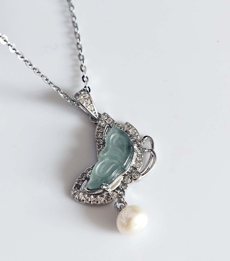 Halskette-Schmetterling-Jade-01 Halskette 925er Sterlingsilber mit eingefasstem Jade Anhänger und Perle