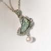 Halskette-Schmetterling-Jade-02 Halskette 925er Sterlingsilber mit eingefasstem Jade Anhänger und Perle