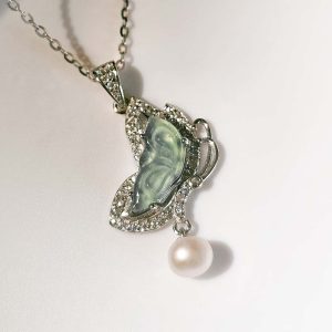Halskette-Schmetterling-Jade-02 Halskette 925er Sterlingsilber mit eingefasstem Jade Anhänger und Perle