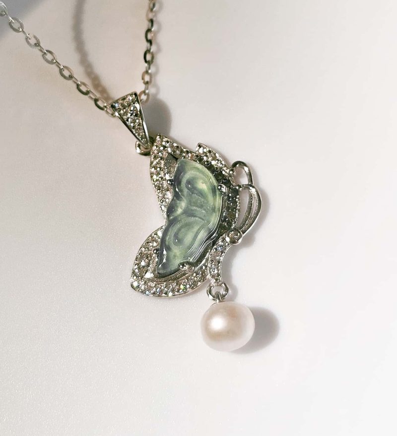 Halskette-Schmetterling-Jade-02 Halskette 925er Sterlingsilber mit eingefasstem Jade Anhänger und Perle