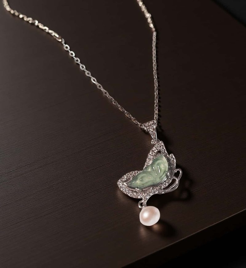 Halskette-Schmetterling-Jade-03 Halskette 925er Sterlingsilber mit eingefasstem Jade Anhänger und Perle
