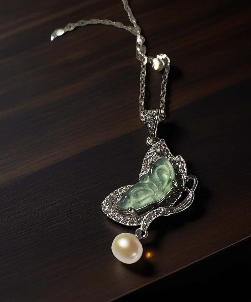 Halskette-Schmetterling-Jade-05 Halskette 925er Sterlingsilber mit eingefasstem Jade Anhänger und Perle