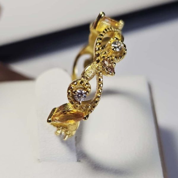 vergoldete Damenring mit gelbem Zirkonia vereint florale Eleganz mit feiner Handwerkskunst