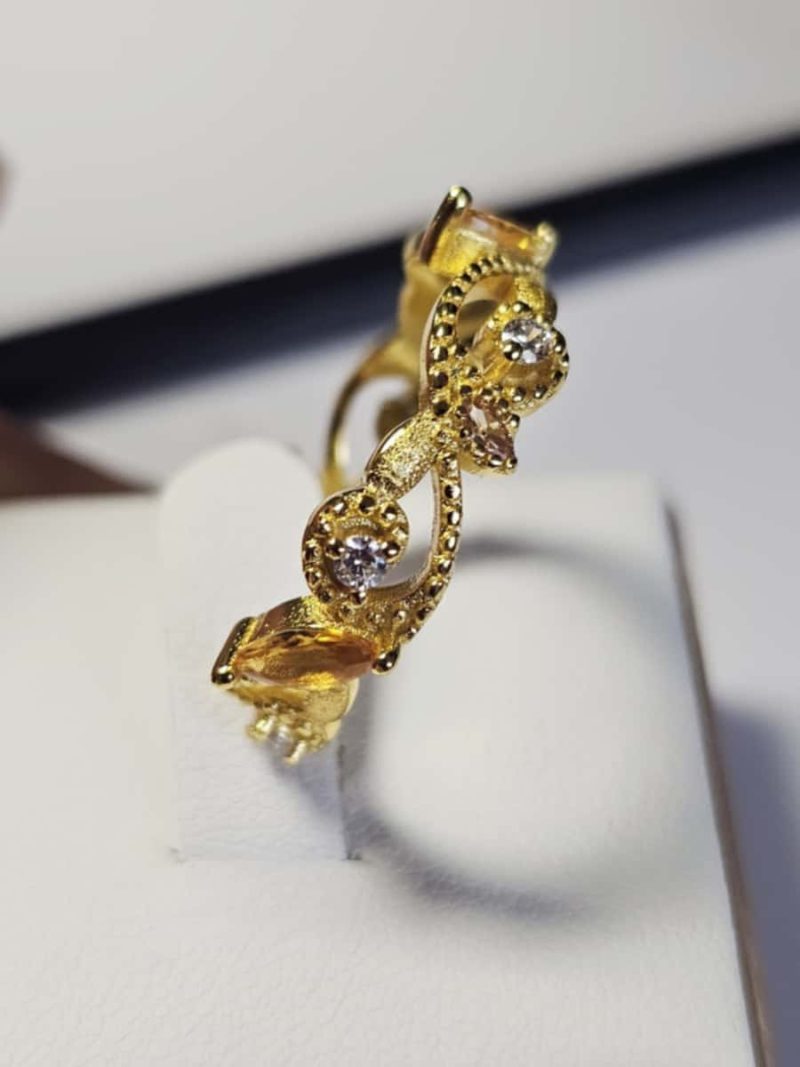 vergoldete Damenring mit gelbem Zirkonia vereint florale Eleganz mit feiner Handwerkskunst