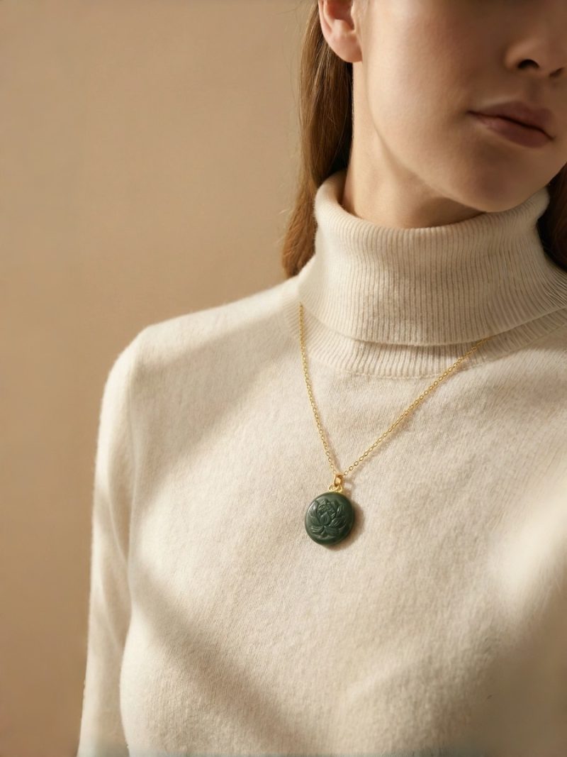 Halsanhänger mit Lotus Symbol aus Jade