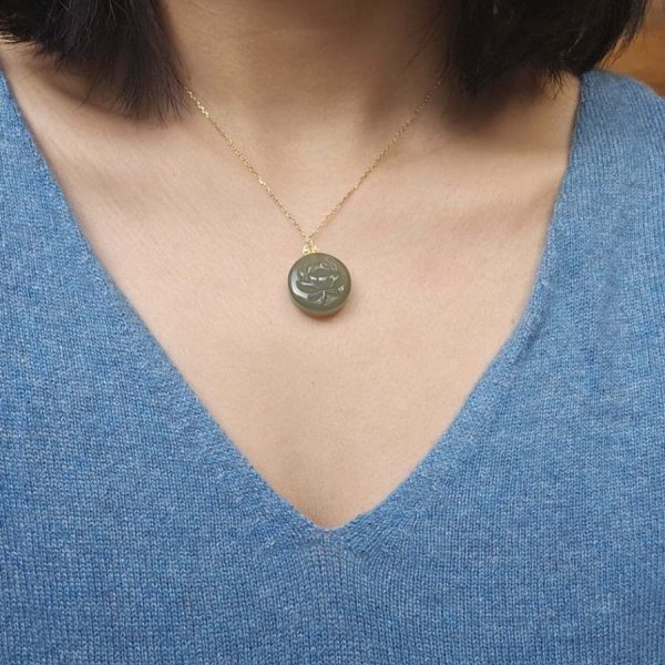 Halsanhänger mit Lotus Symbol aus Jade