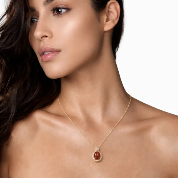 Nanhong-HK018-06 Elegante Damenhalskette aus S925 Sterling Silber mit einer Achat Naturstein Anhänger, getragen von einem Model zu einem schulterfreien cremefarbenen Oberteil vor weiße Hintergrund.