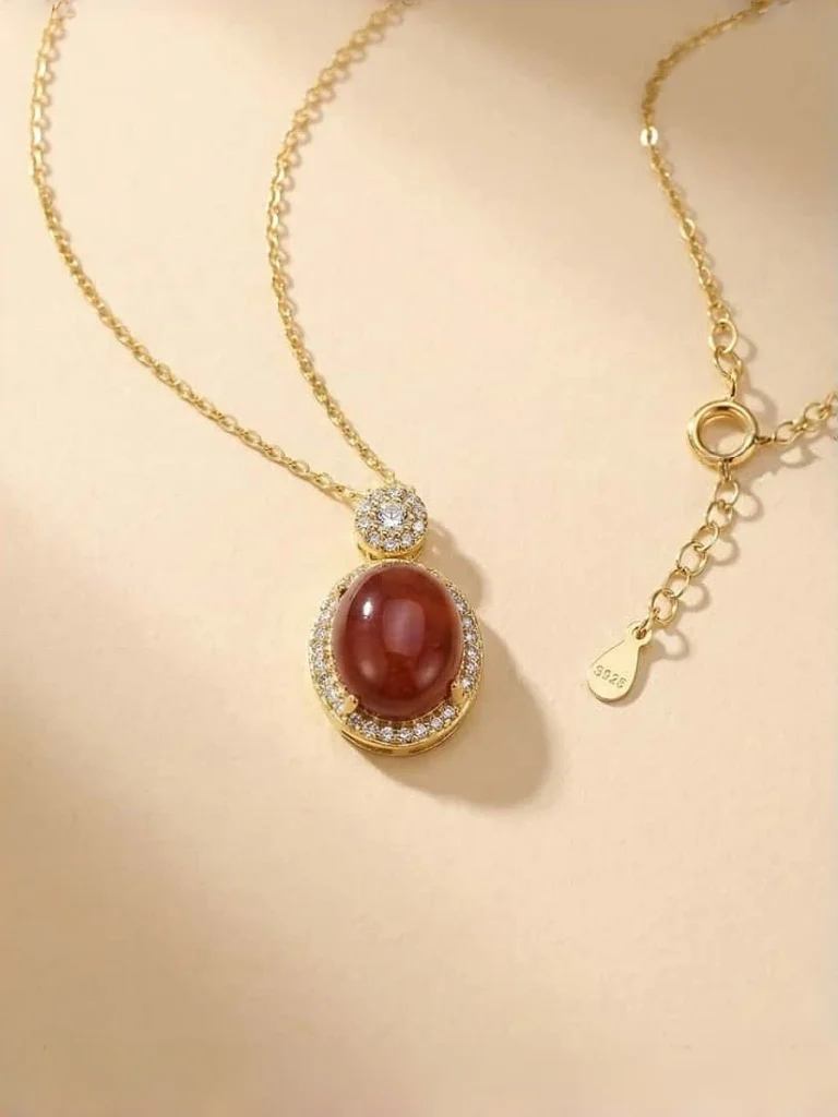 Silber Halskette mit rotem Achat Naturstein Anhänger– Flammenstruktur, vergoldet Damen Halskette mit rotem Nanhong-Achat und Zirkonia in vergoldetem Silber