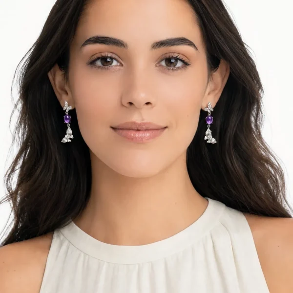 Elegant hängende Ohrringe aus Silber mit Zirkonia-Besatz und natürlichen Amethysten, getragen von einer Frau.