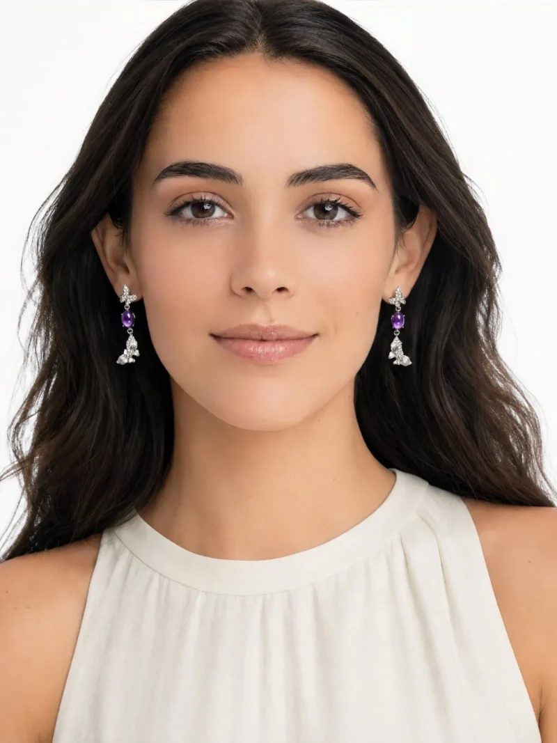 Elegant hängende Ohrringe aus Silber mit Zirkonia-Besatz und natürlichen Amethysten, getragen von einer Frau.