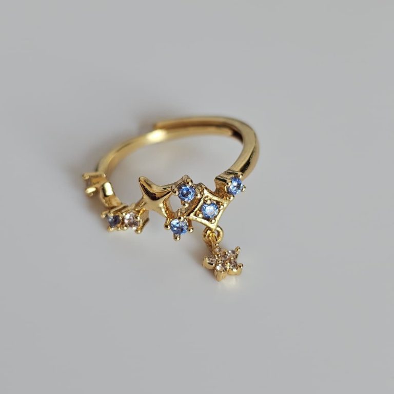 Goldener Ring mit blauen Kristallen und Sternanhänger