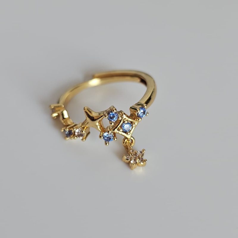 Ring-stern-01 Goldener Ring mit blauen Kristallen und Sternanhänger