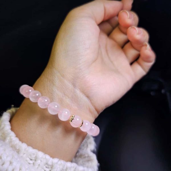 Damenarmband mit Rosenquarz Naturstein und vergoldetem Schmuckelement