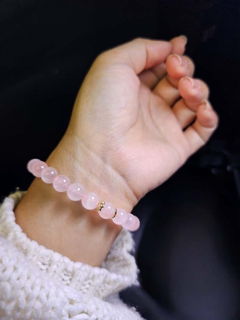 Damenarmband mit Rosenquarz Naturstein und vergoldetem Schmuckelement
