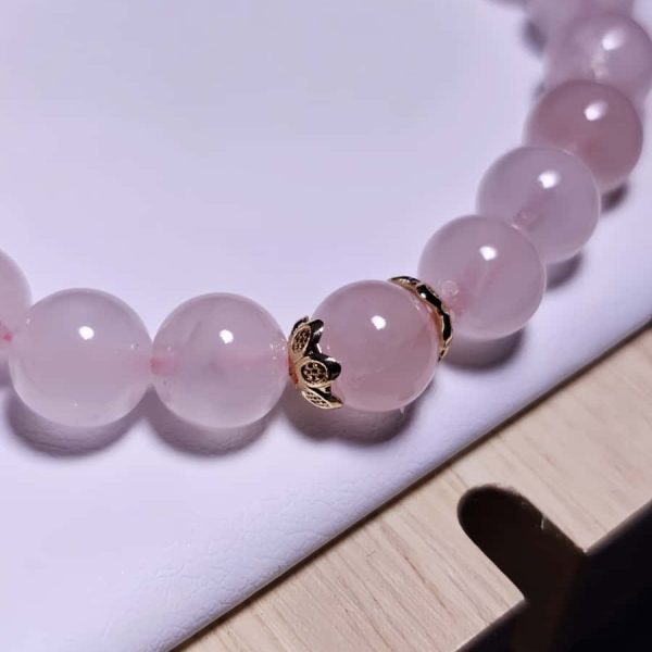 Damenarmband mit Rosenquarz Naturstein und vergoldetem Schmuckelement