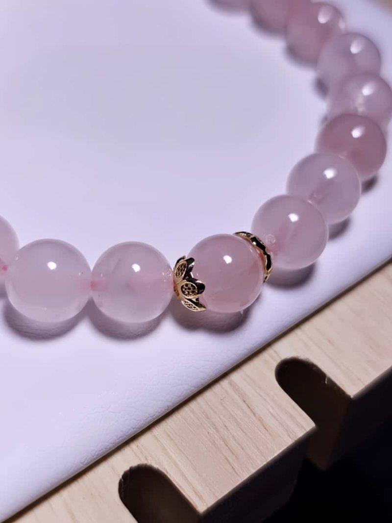 Damenarmband mit Rosenquarz Naturstein und vergoldetem Schmuckelement