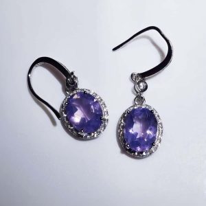 Silber Ohrhacken Amethyst mit großem violetten Edelstein und feiner Silberfassung