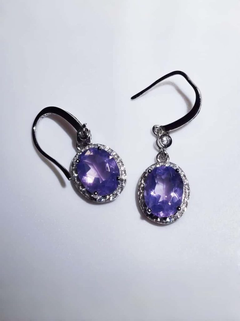 Silber Ohrhacken Amethyst mit großem violetten Edelstein und feiner Silberfassung