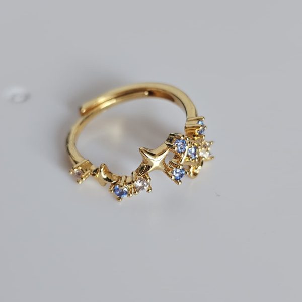 Goldener Ring mit blauen Kristallen und Sternanhänger