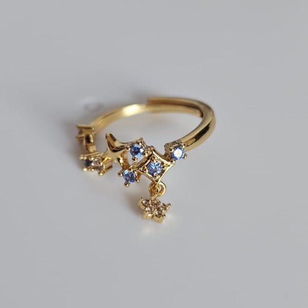 Goldener Ring mit blauen Kristallen und Sternanhänger